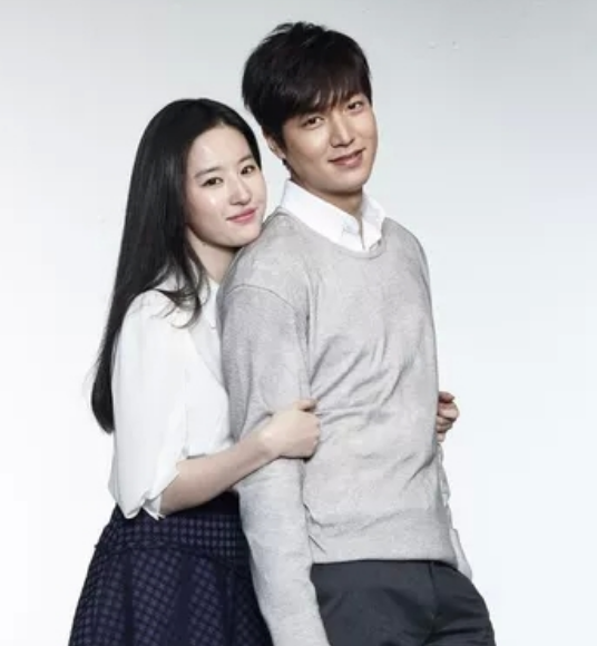 李敏镐和谁合照都很绅士,唯独和图6,网友:看上去好般配!