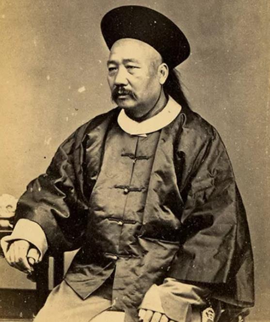 晚清官员的真实形象:身穿朝服非常悠闲,图4满脸笑容有些可爱