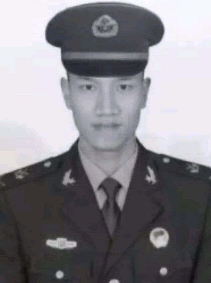最美烈士朱小华:为救战友而牺牲,千人洒泪送英雄!