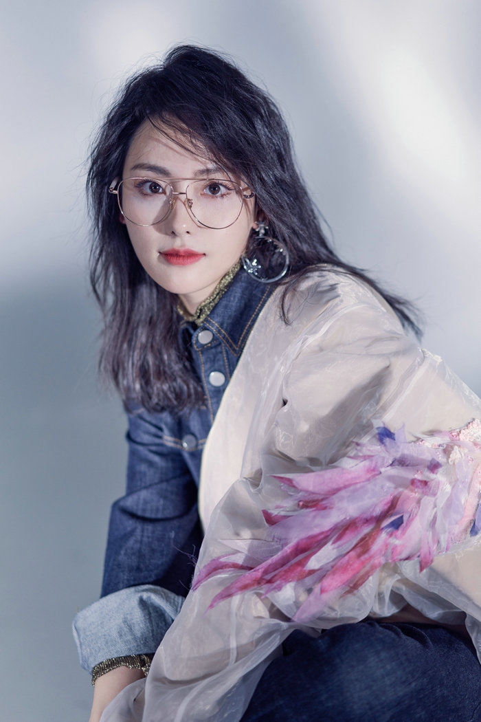 近日,演员张嘉倪曝出一组最新时尚大片,百变风格尽显多变魅力.