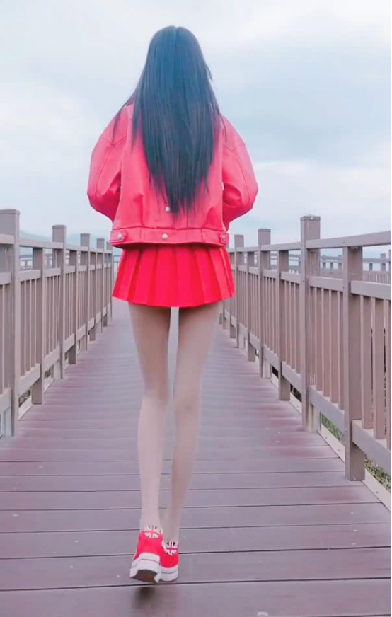 95后女生因背影走红,一双大长腿不输腿模,网友:太逆天了!