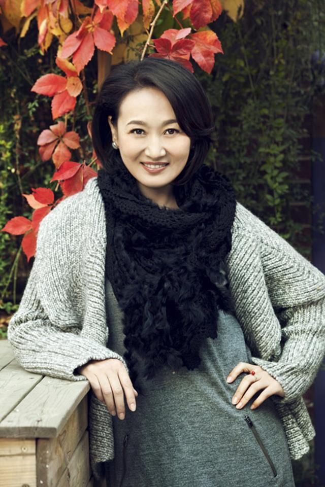 这位属于草原的艺者,拥有专业的演技,而今50多依然气质出众