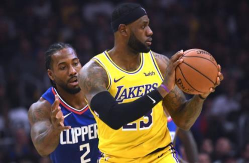 詹黑没得洗!名嘴柯凡直播再公开诋毁詹姆斯!曾叫猩猩歧视后者