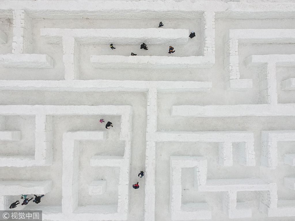 波兰扎科帕内:"雪迷宫"扩充疆土500平 吸引游人"犯困"冰雪