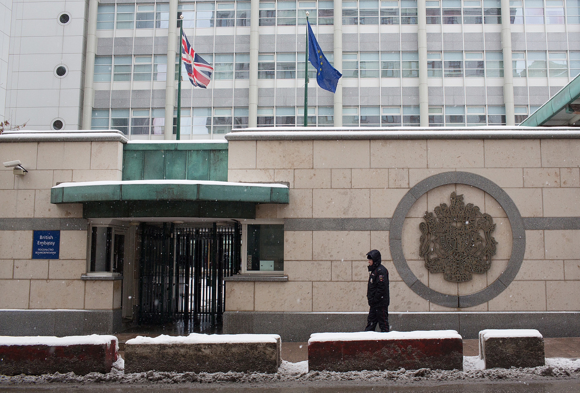 美国驻华使馆推表情包"拭目以待"受关注  美国驻华大使馆在中国春节