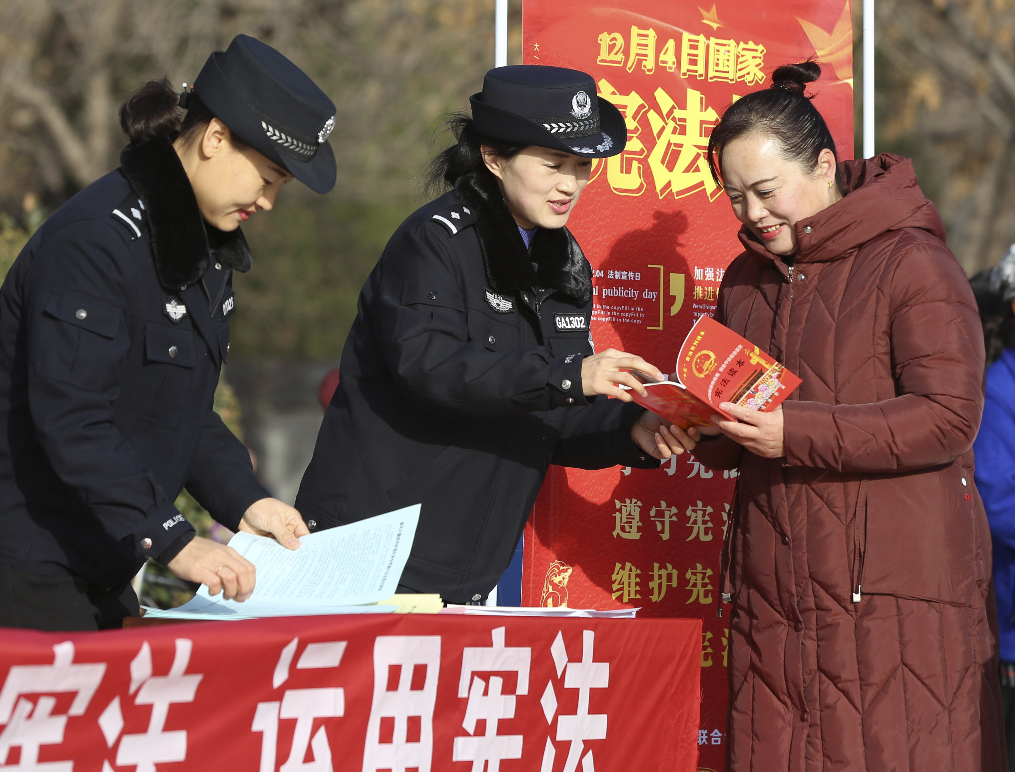 12月4日,在河北廊坊市固安縣人民廣場,普法志願者向市民普及憲法知識.