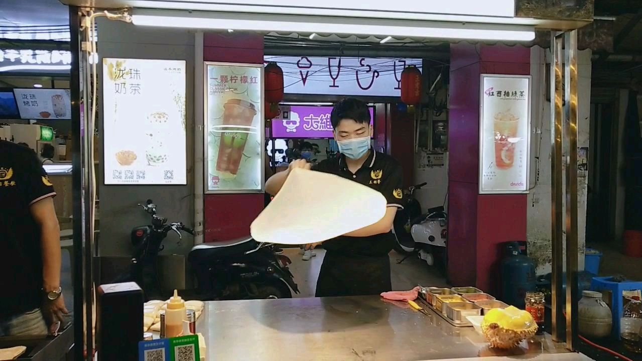 看下帅哥靠这手艺赚钱,很多人都排队买,真是年轻有为