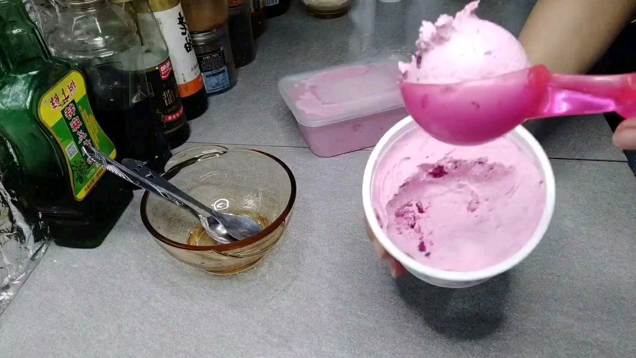 夏天孩子都爱吃冰淇淋,健康又含维C的火龙果冰淇淋,在家就能做