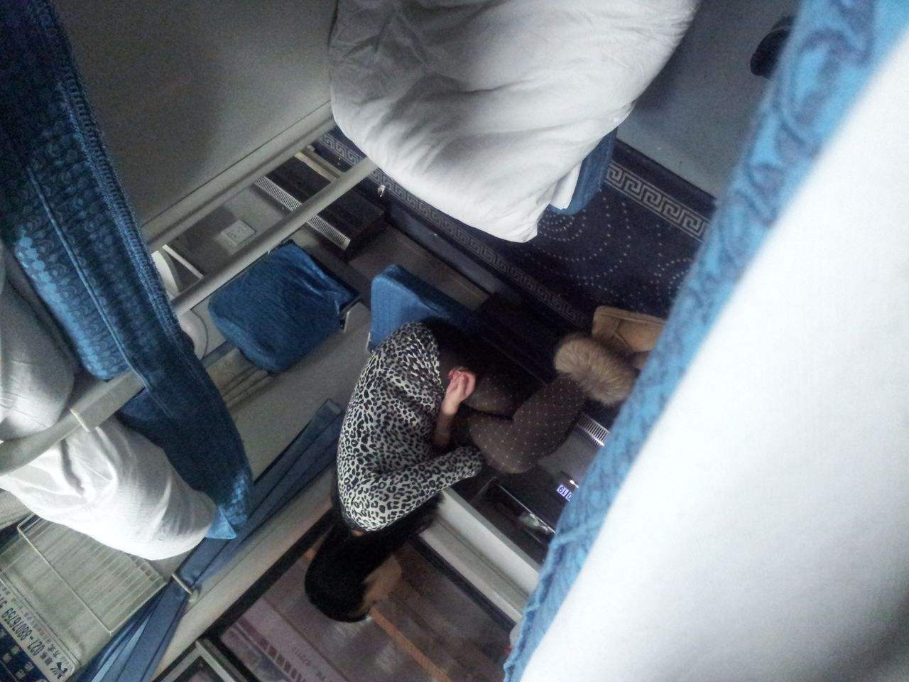 火车卧铺的尴尬事,让人不知所措,遇到这种事大家会怎么做?