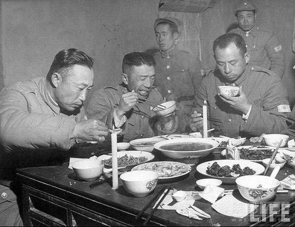 美国记者拍的淮海战役国军照片:士兵看军官吃肉,图7女兵蹲地抽烟