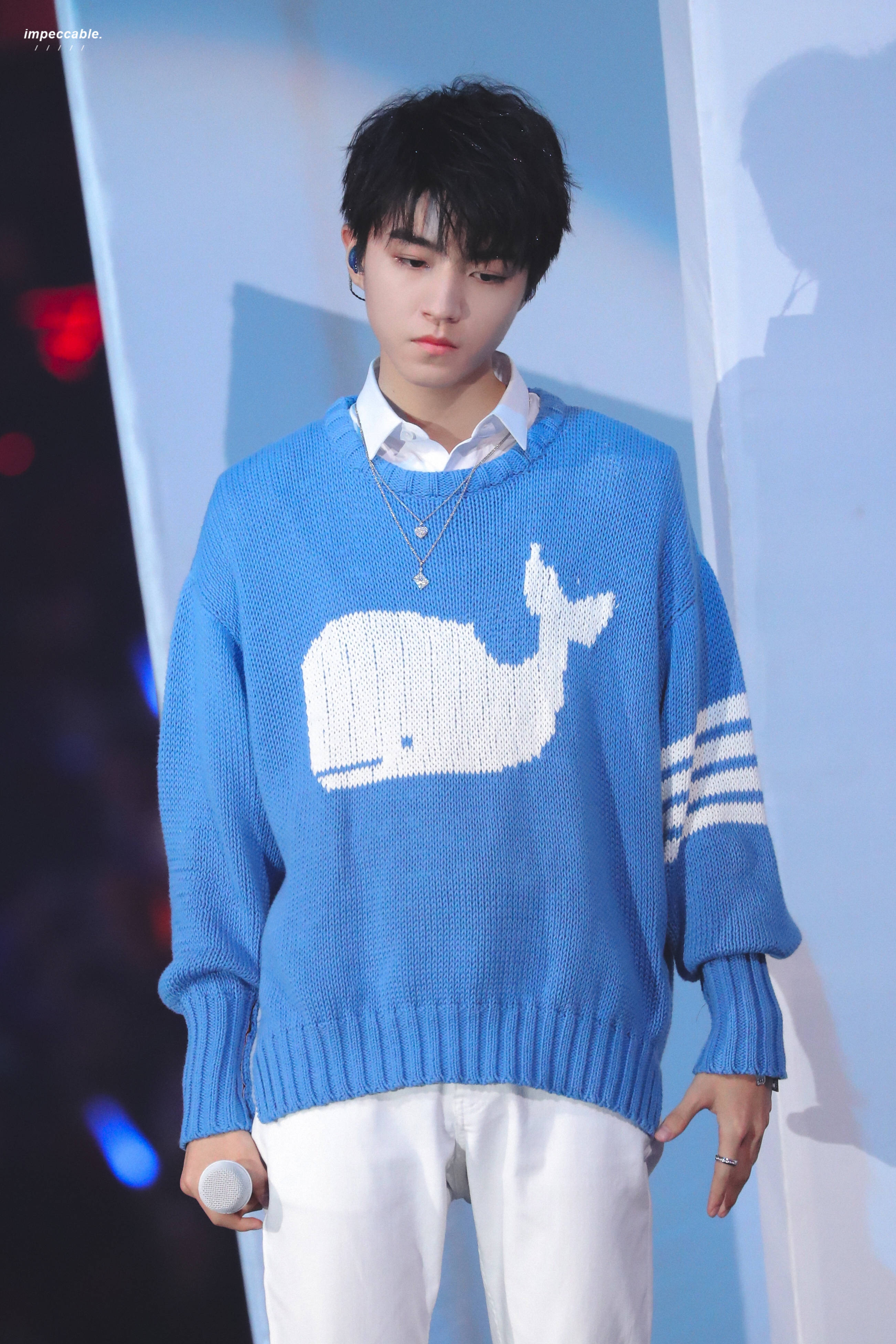 王俊凯亮相湖南卫视2019年跨年演唱会,穿蓝毛衣搭配白裤子好帅气