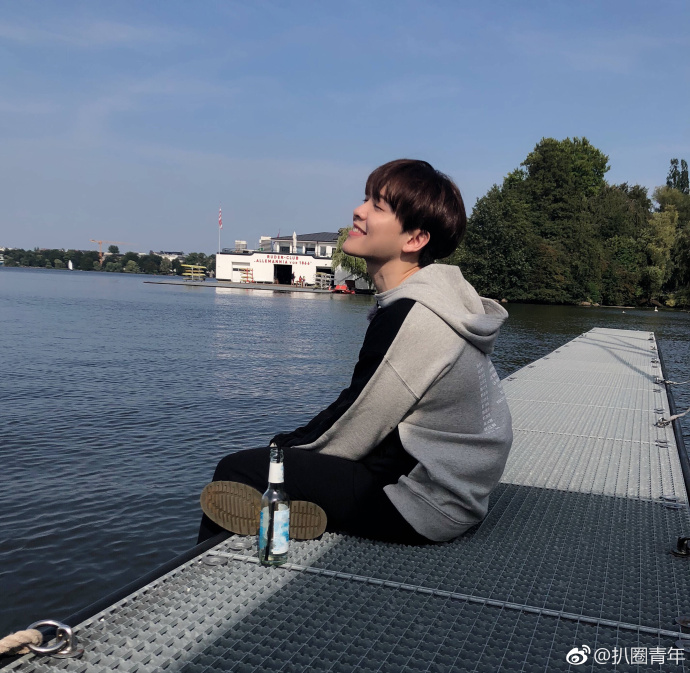 尤长靖德国的游客照,侧颜比风景都好看,网友:美的像一幅画