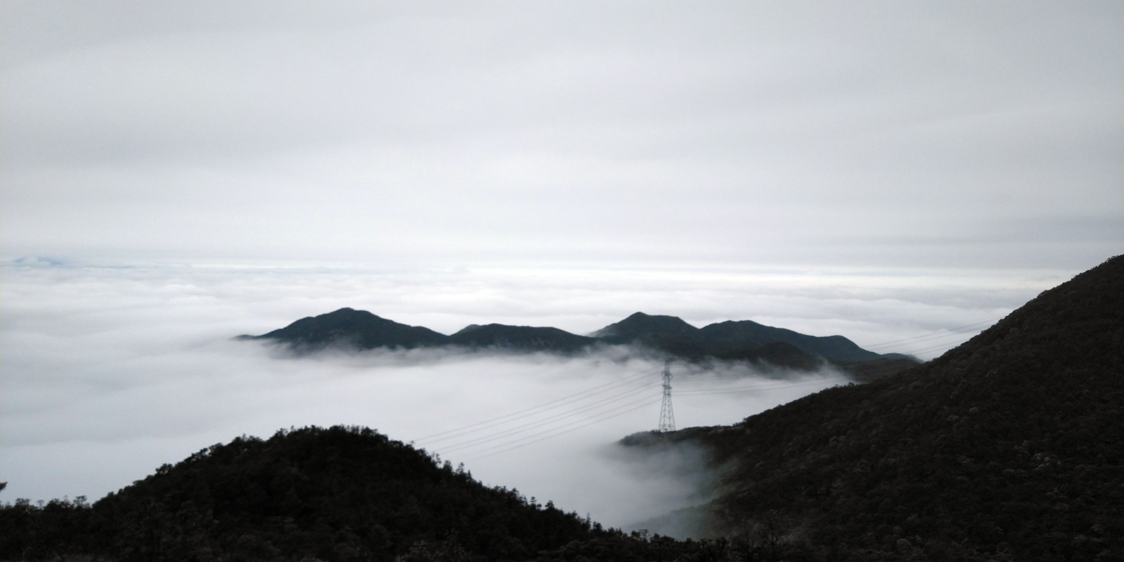 云海随着山风腾腾升起流动.