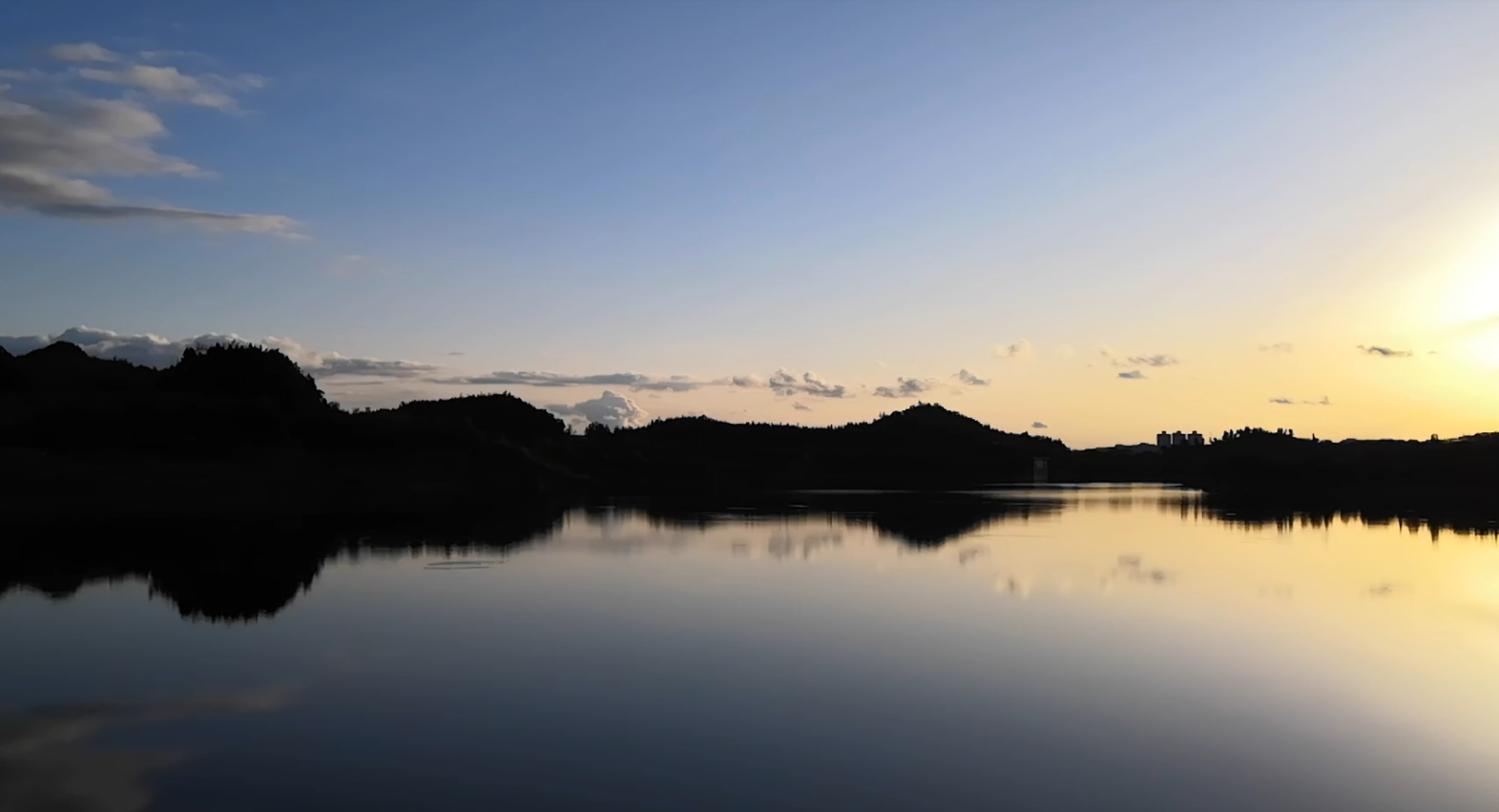 四川南充西充:夕阳下的九龙潭水库让人流连忘返