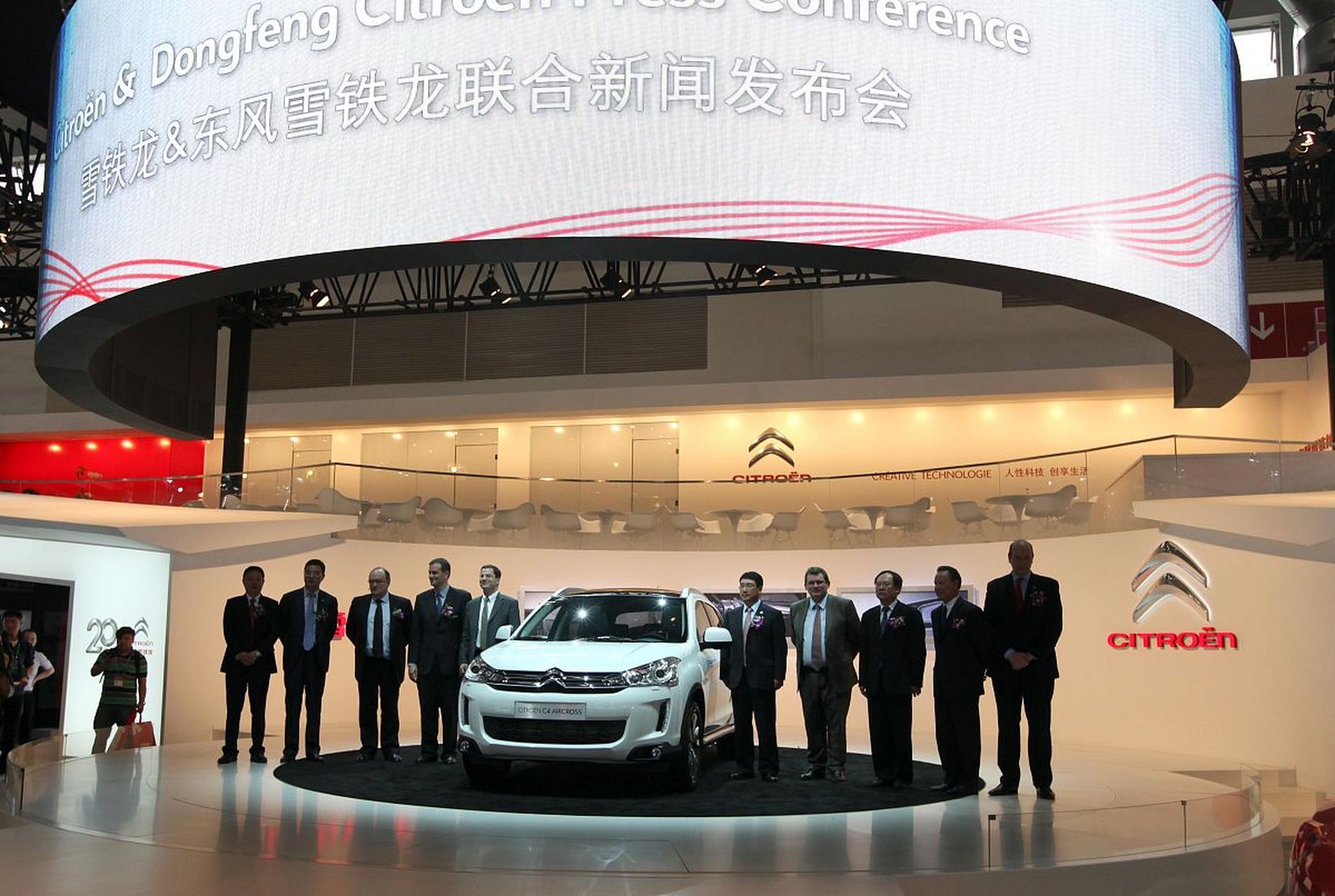 雪铁龙c7是一款令人印象深刻的汽车,具有出色的性能,先进的参数,豪华