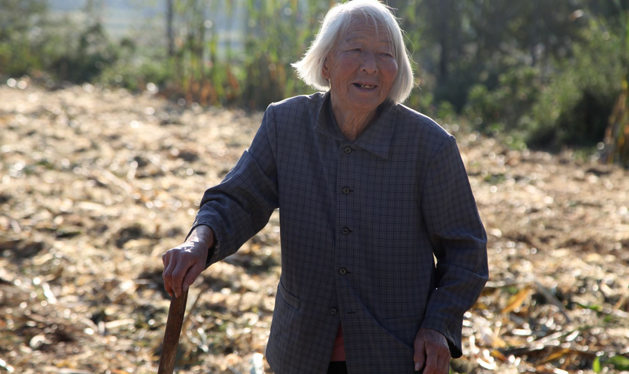 农村83岁老人有3儿2女指望不上,坚强母亲要靠自己完成2个愿望