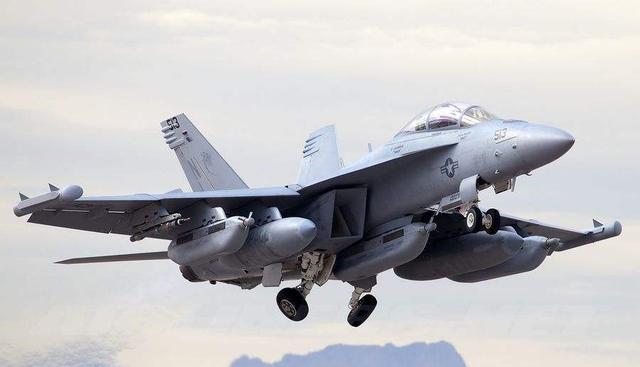 ea-18g电子战飞机,副油箱上挂载的就是电子战吊舱,但是它的其他挂架