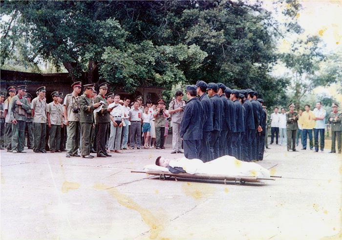 中越战争难忘瞬间:最后面对面交换战俘,子弹上膛随时准备火拼!