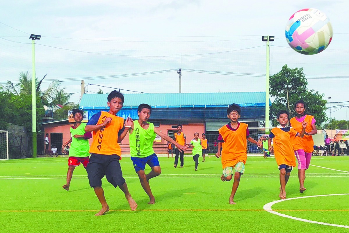 柬埔寨孩子爱穿足球服