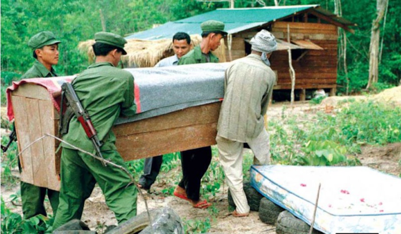 柬埔寨波尔布特葬礼全过程:一代枭雄病死破木屋,荒郊当众火化