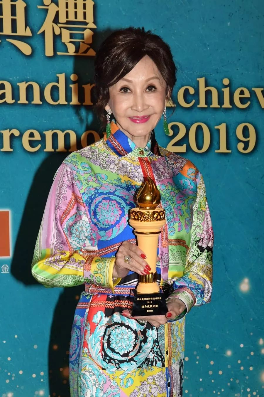 73岁香港国际美容教母获终身成就大奖 曾被父亲反对做美容行业