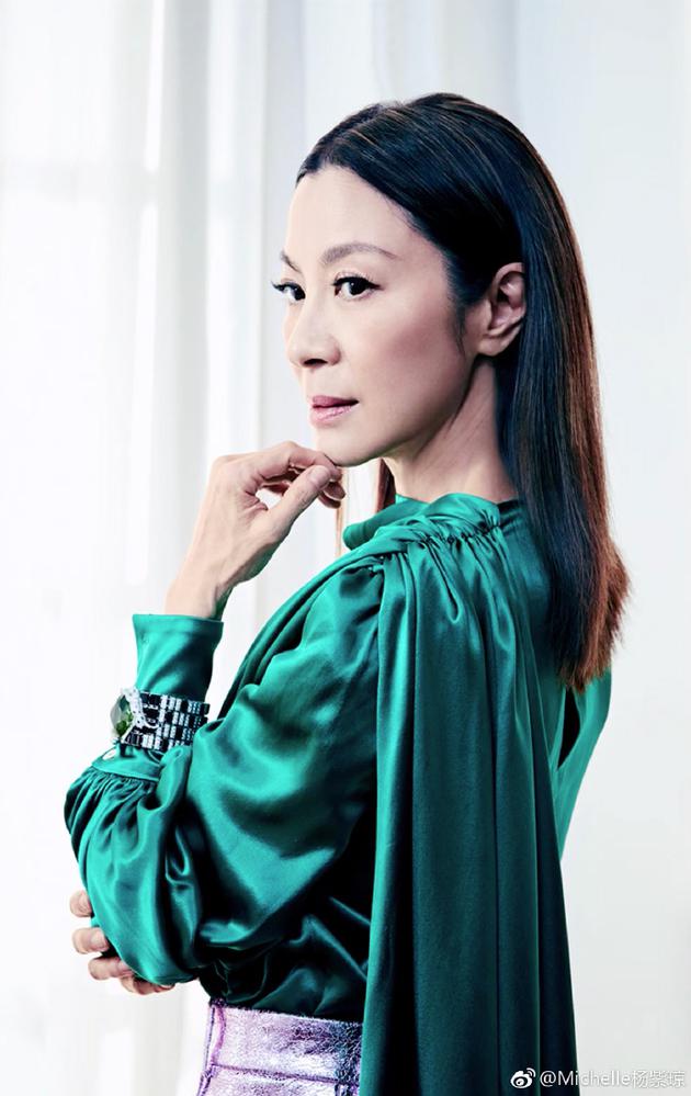 杨紫琼晒近照回应上热搜 穿露肩上衣凹造型状态佳