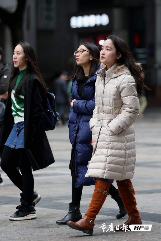 美丽冻人!重庆市民裹冬装逛街热情不减