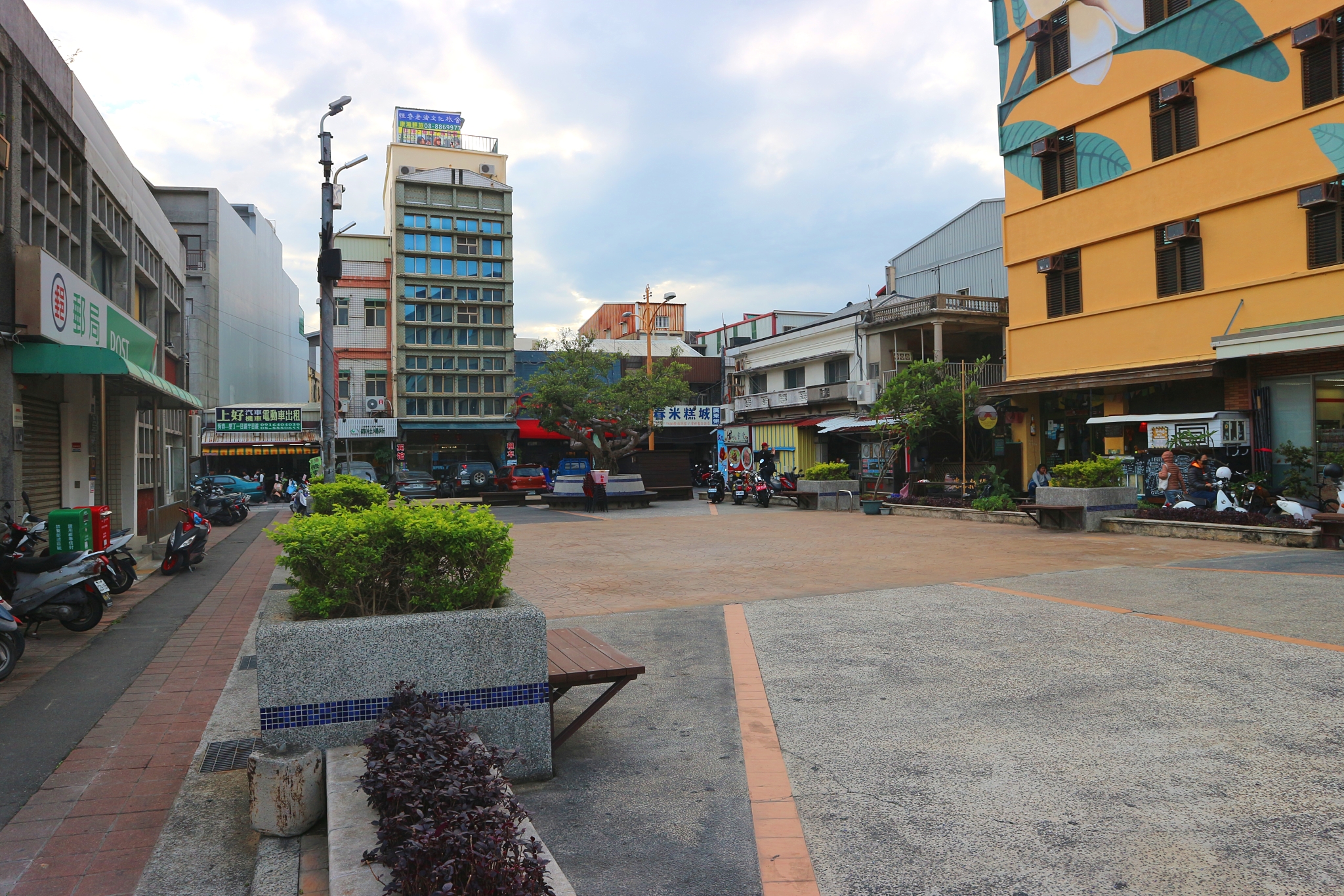 台湾最南的恒春古镇,小广场上做了回雷锋