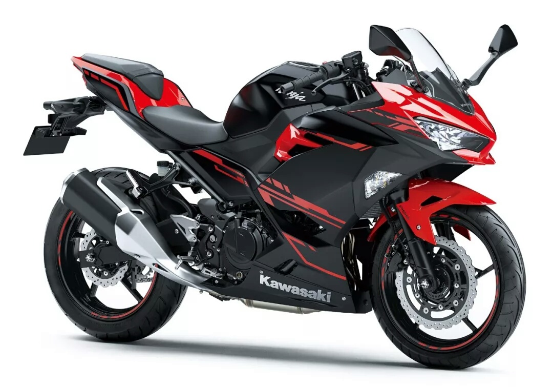 400而白色在今年也是被多个品牌所使用,比如版花王铃木在国内的gsx250