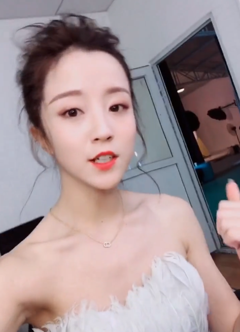 抖音最美女神莉哥6连拍,图二最可爱,最后一张莉哥被嫌弃了