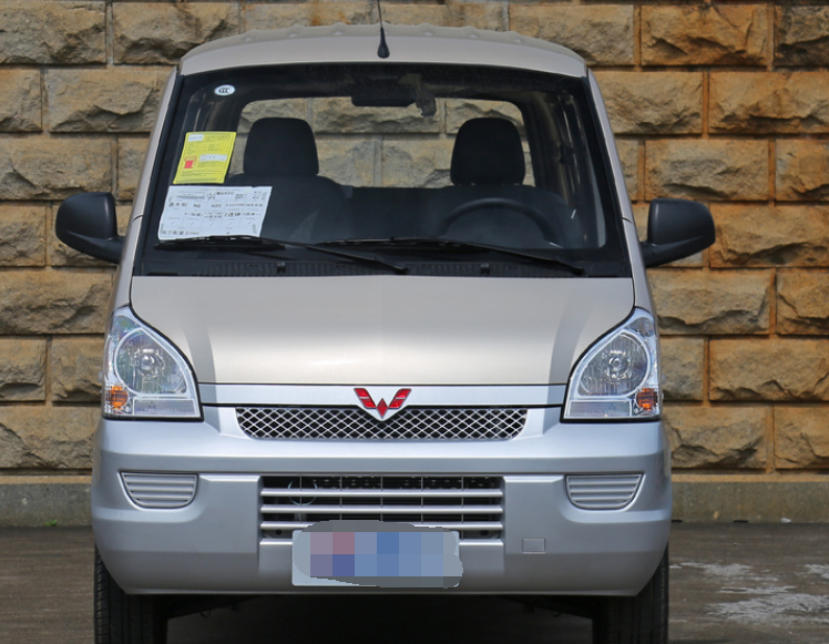 五菱荣光的外观还算比较时尚运动,比较适合像我一样的年轻人,我就是被