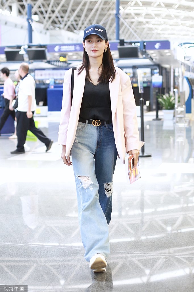 "纯妃"王媛可装扮潮酷不失甜美 手拿英语书时刻"充电"