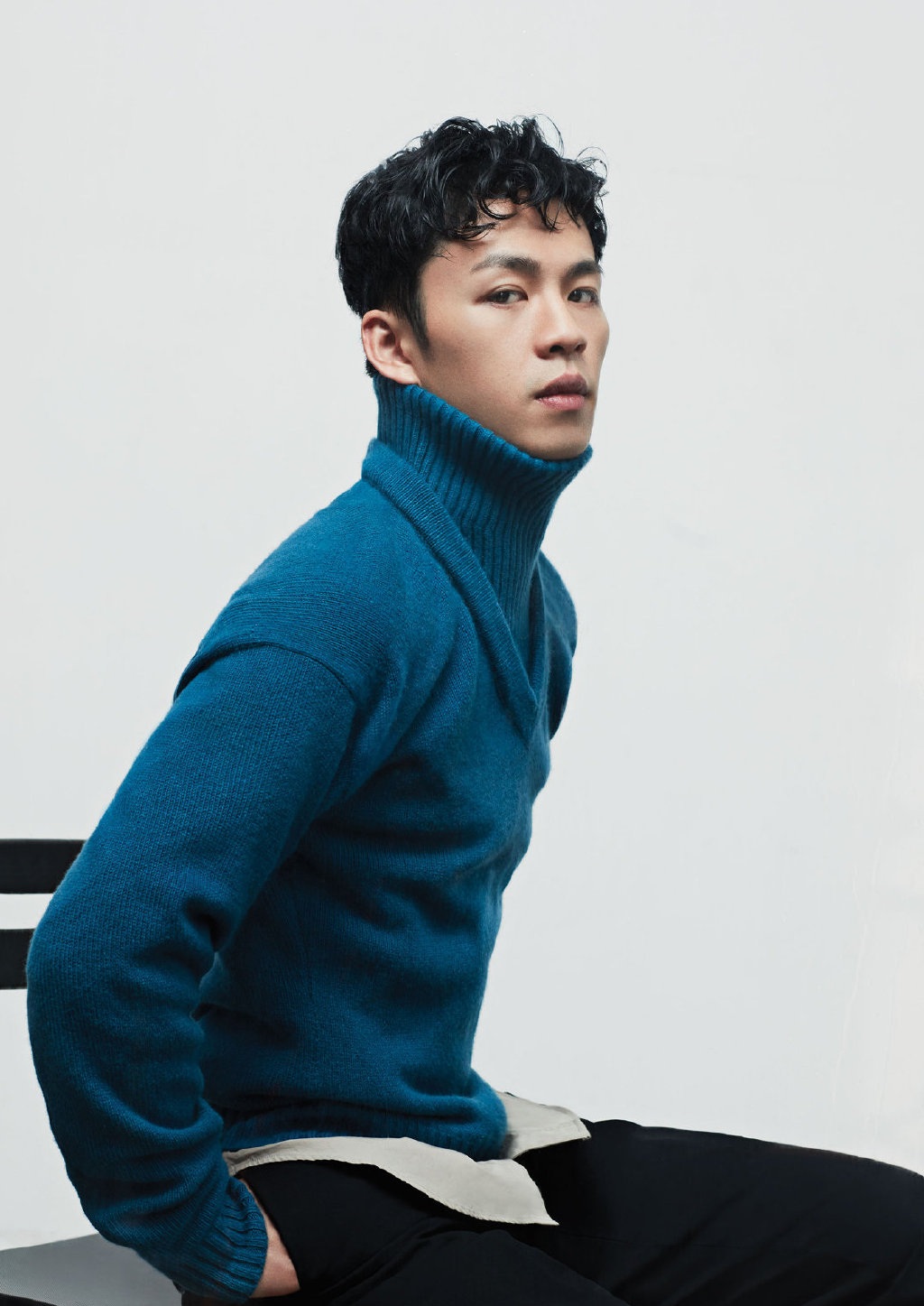 "实力小生"李鸿其时尚写真曝光,装扮慵懒风十足,展现痞雅气质