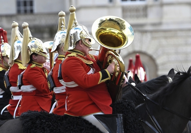 英国皇家骑兵队阅兵式彩排 士兵身材肥胖成亮点