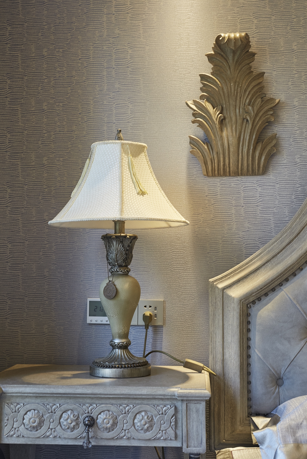 金色元素,彰显高贵优雅,设计上采用对称的手法,让空间更加富有美感