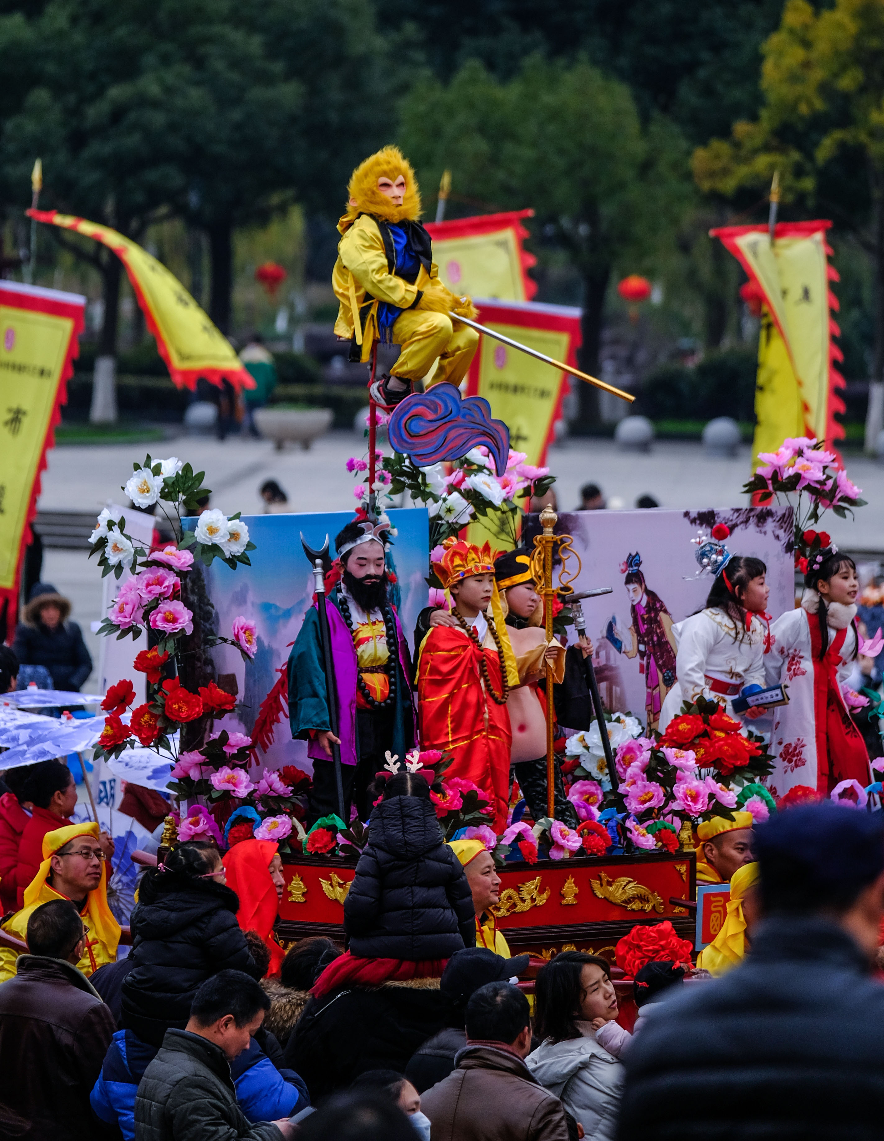 2019年1月1日在展演活动上拍摄的"抬阁"表演.