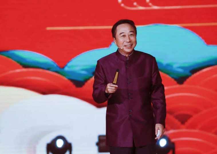 冯巩晒家人照片,62岁依然神采奕奕,家世背景让我们大吃一惊