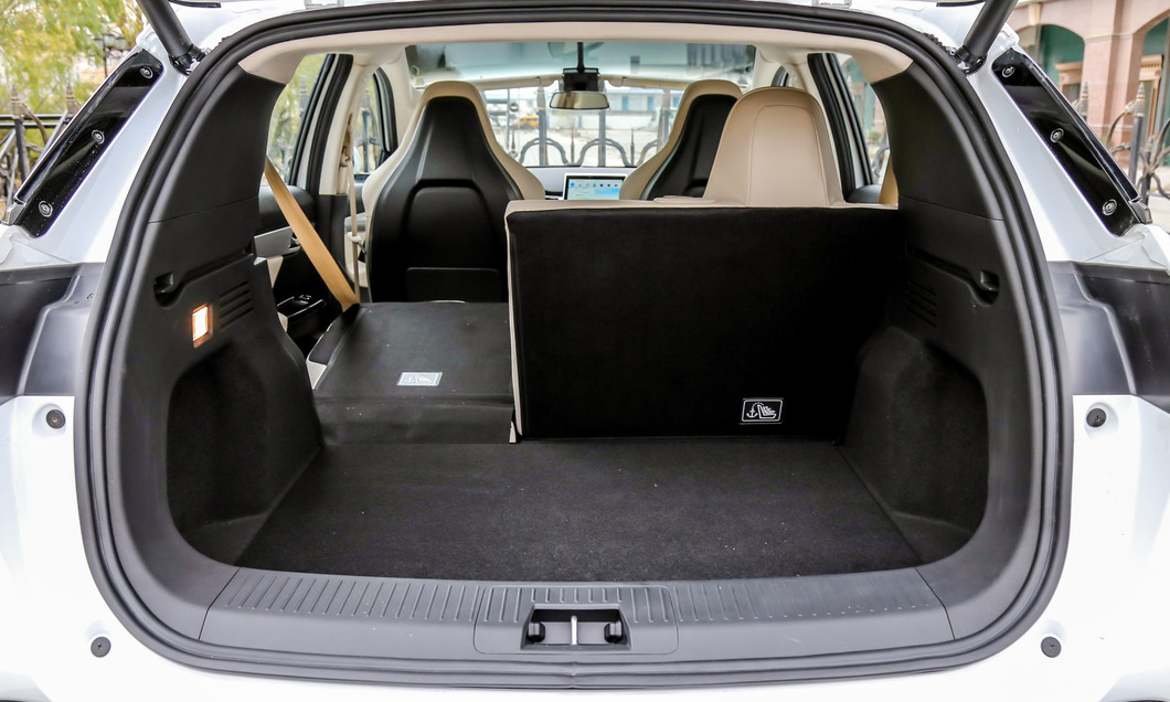 这款小鹏汽车g3不但流线很美,空间也足够大,居然旅行非常实用