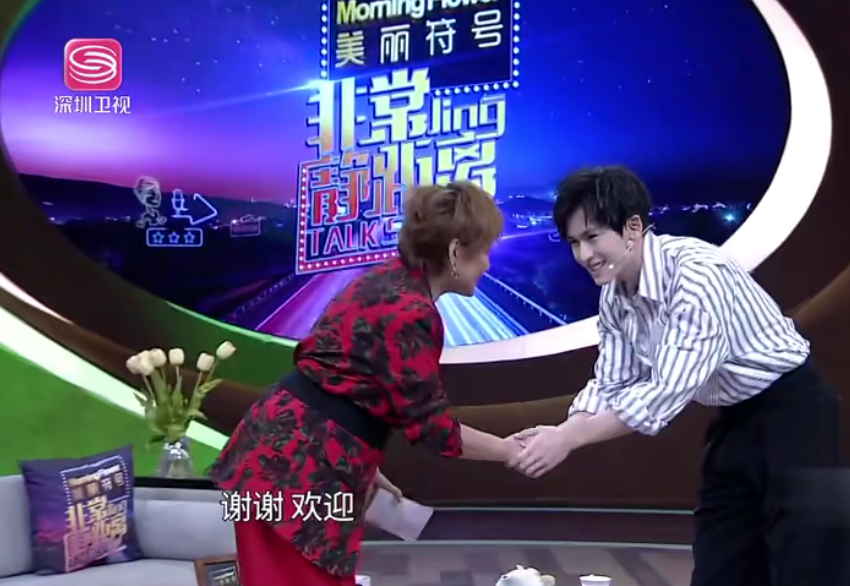 非常静距离:张哲瀚教科书般自我介绍,见面第一个动作显教养