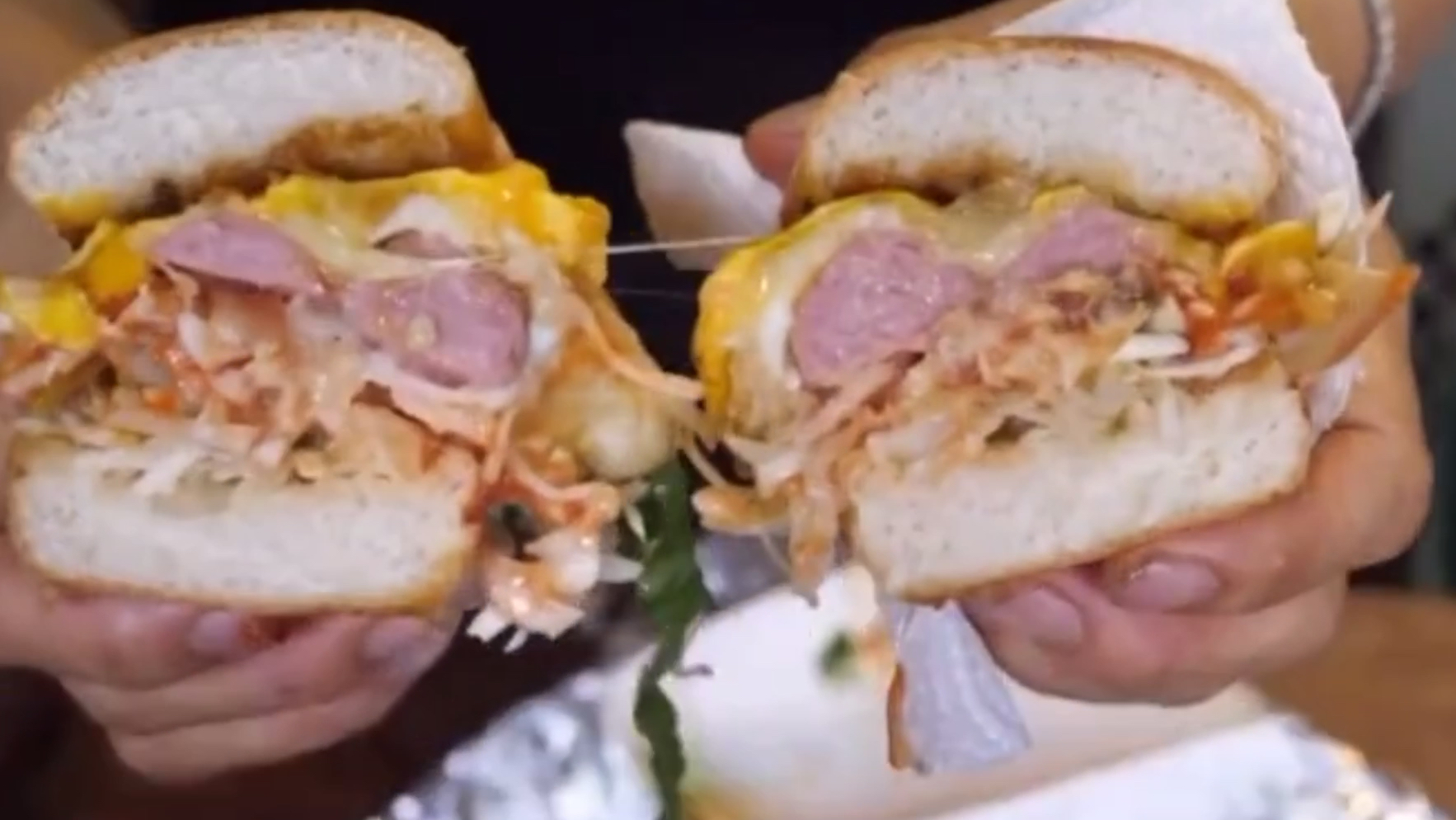 韩国街边美食,排了好久的队!终于买到了这个热狗汉堡