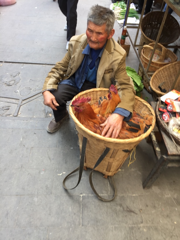 大爷在菜市场卖鸡,看着鸡越来越少,大爷却一脸忧伤