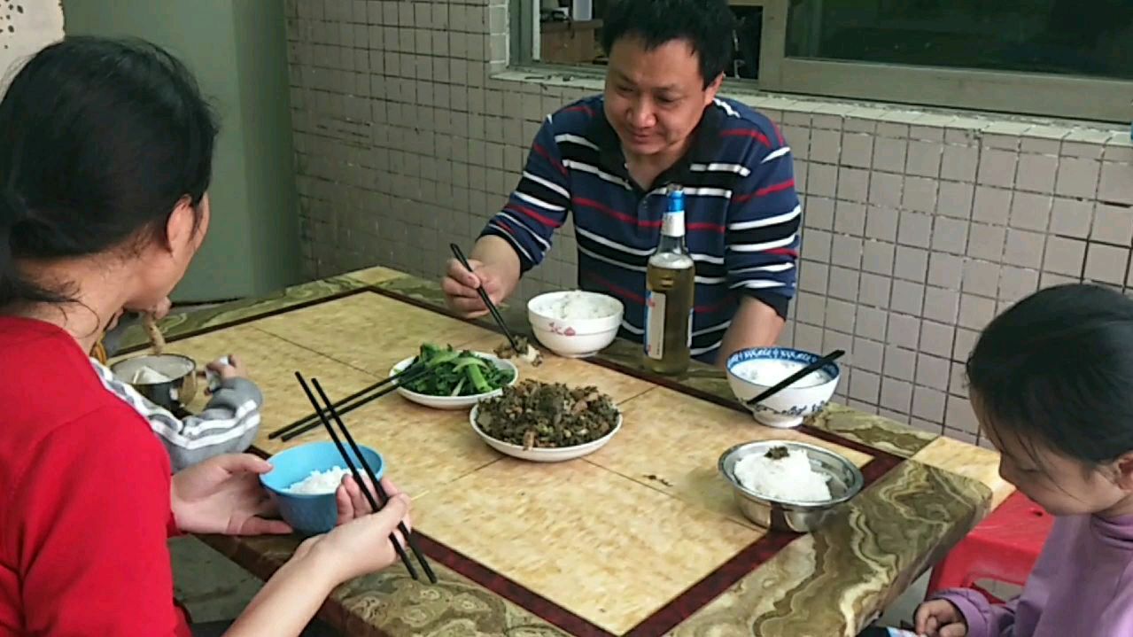 各地生活习俗不一样,学广东潮汕人做五花肉煲盐菜四川人吃不习惯