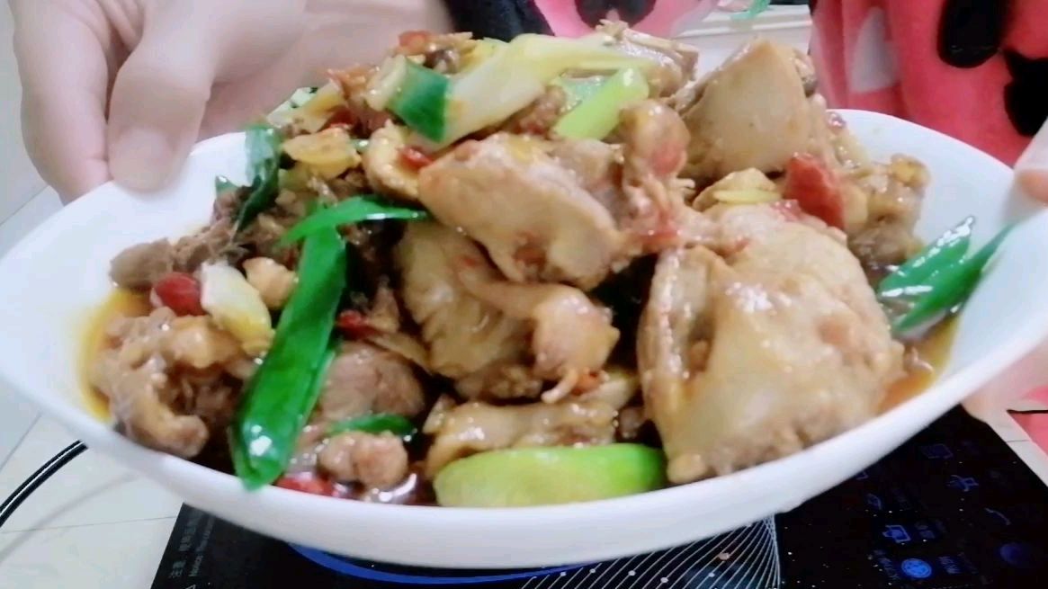做了黄焖鸡、凉拌海带、炒油麦菜三个菜,味道太好了