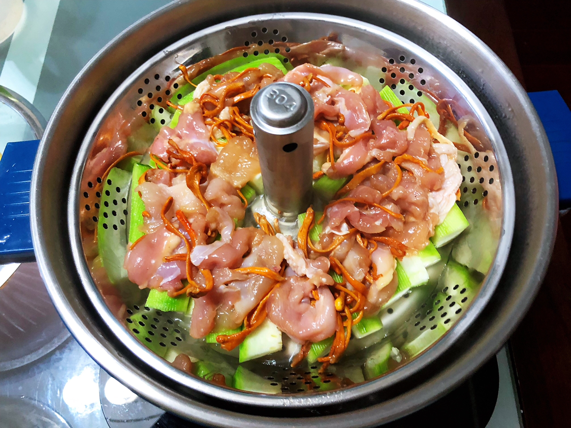 一锅出两道美食,特别是这道桑拿鸡不到5分钟就搞定,肉质超鲜嫩