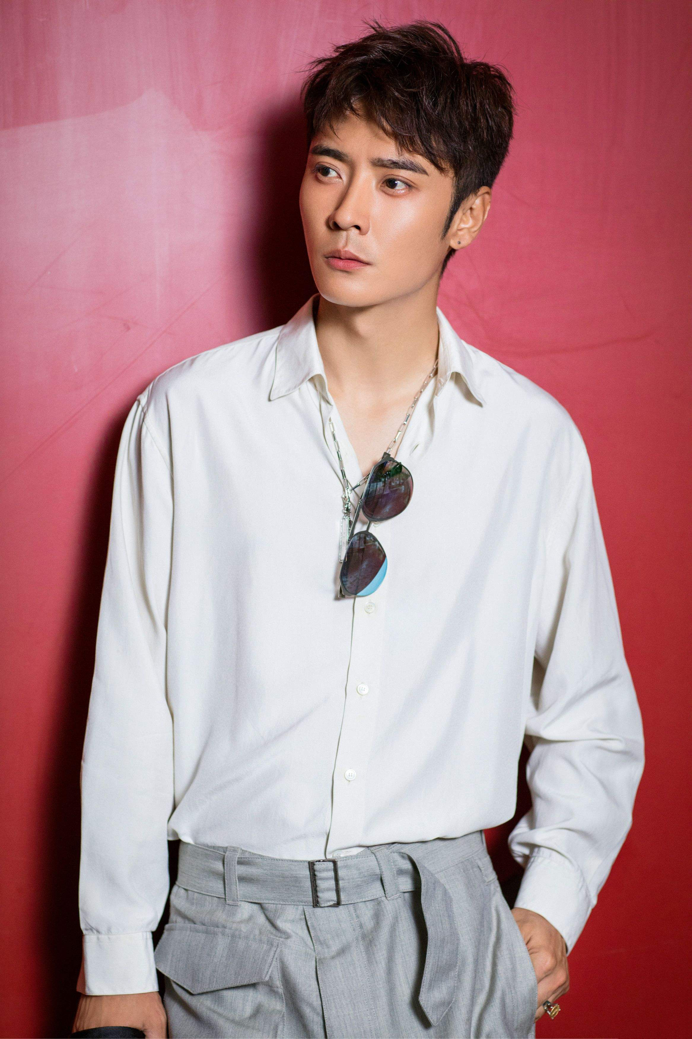 男神张丹峰一组高清壁纸组图,网友:容貌和外形俱佳