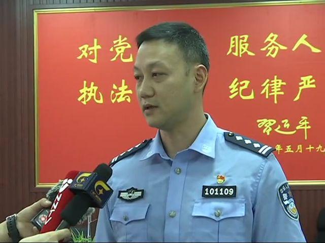 不到1秒!民警飞扑空手夺白刃,尖刀下安全解救被挟持女子