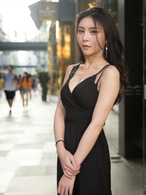 成熟知性的少妇身材傲人,吊带连衣裙让事业线更加突出