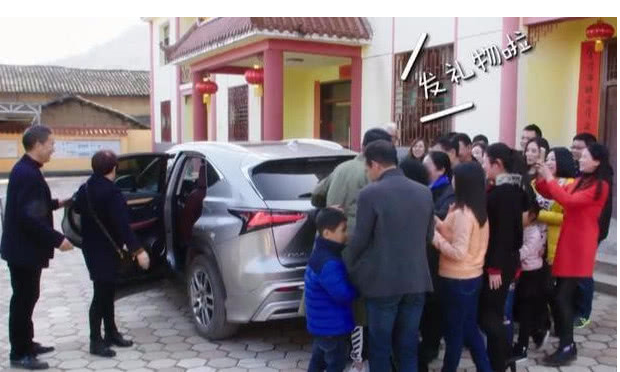 罗晋回老家乡亲热情欢迎,放鞭炮拉横幅,但大家却更关心后备箱