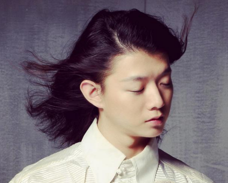 在公众眼里,曾经他是"火凤"的儿子,如今他是"霍尊"的爸爸