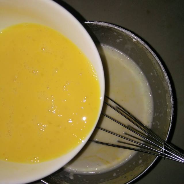 第4步,把鸡蛋加入面糊中搅拌均匀